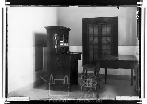 Figura 3. A central telefônica localizava-se no primeiro andar do Castelo Mourisco. Este equipamento também está preservado no Acervo do Museu da Vida Fiocruz. Imagem: Departamento de Arquivo e Documentação – Casa de Oswaldo Cruz /Fiocruz