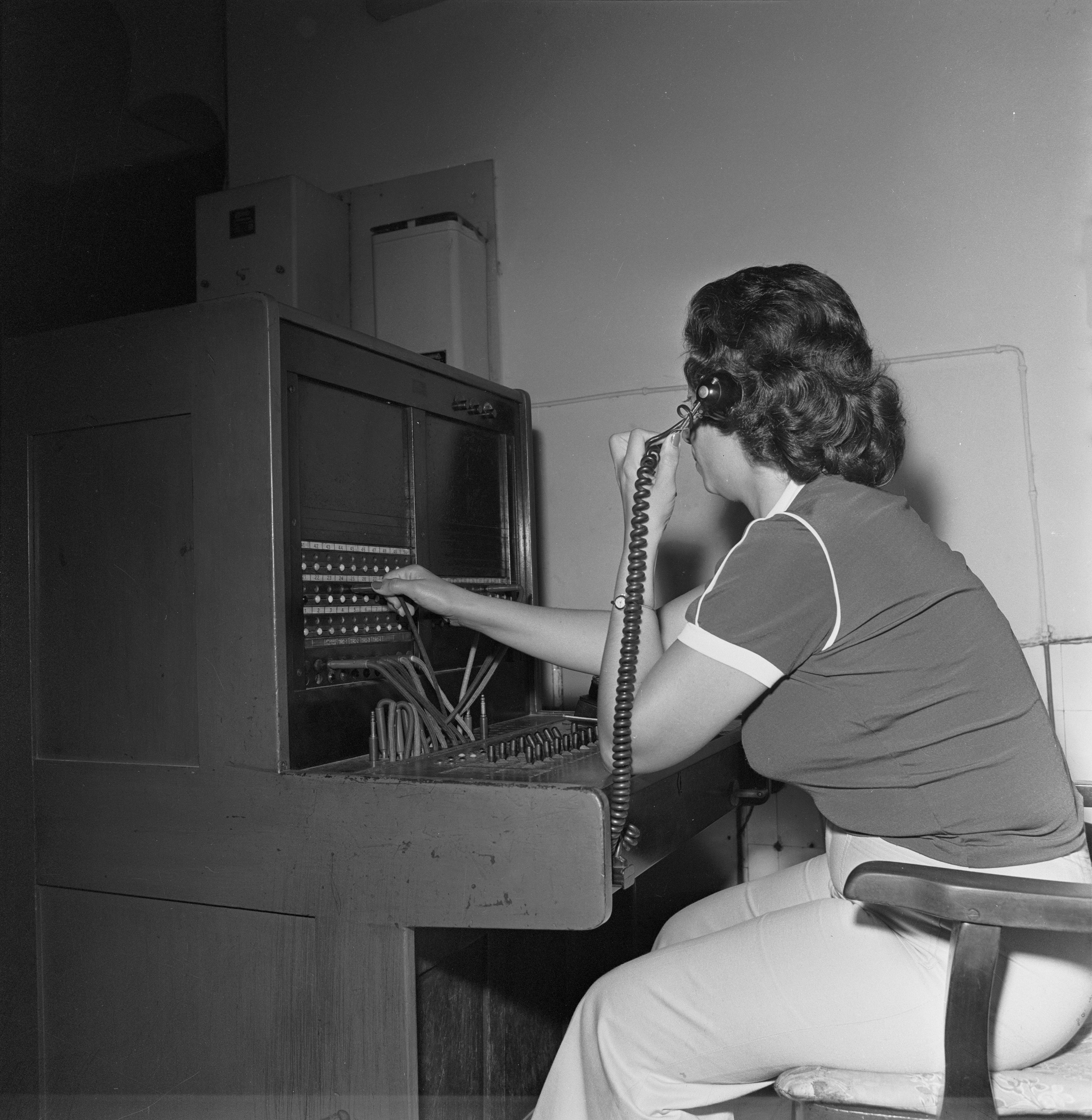 Figura 2. Com exceção do diretor que utilizada o telefone com ramais, todas as ligações precisavam passar por uma central telefônica. Este tipo de conexão ainda durou muito tempo, operando até a modernização do sistema telefônico no final dos anos 1960. Imagem: Departamento de Arquivo e Documentação – Casa de Oswaldo Cruz /Fiocruz
