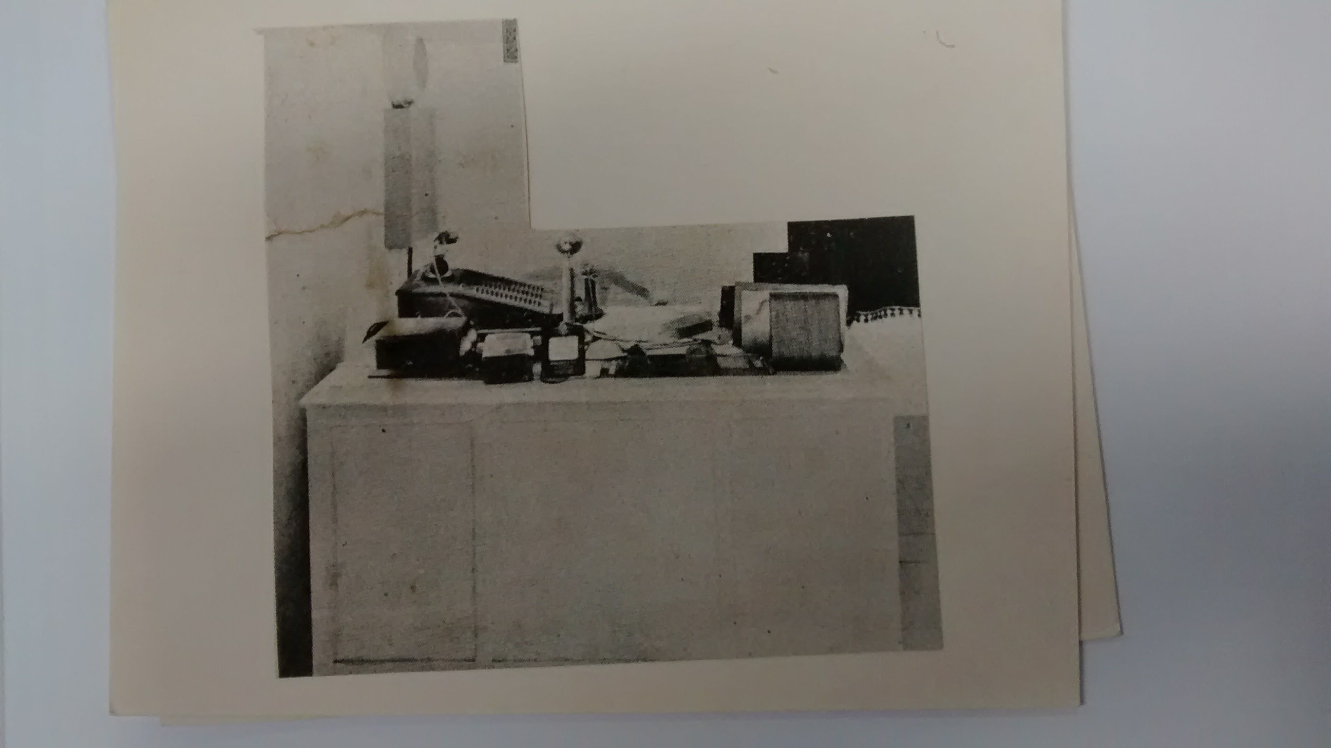 Figura 6. Nesta imagem, observa-se de perto os aparelhos telefônicos sobre a mesa de trabalho de Oswaldo Cruz. Imagem: Departamento de Arquivo e Documentação – Casa de Oswaldo Cruz /Fiocruz
