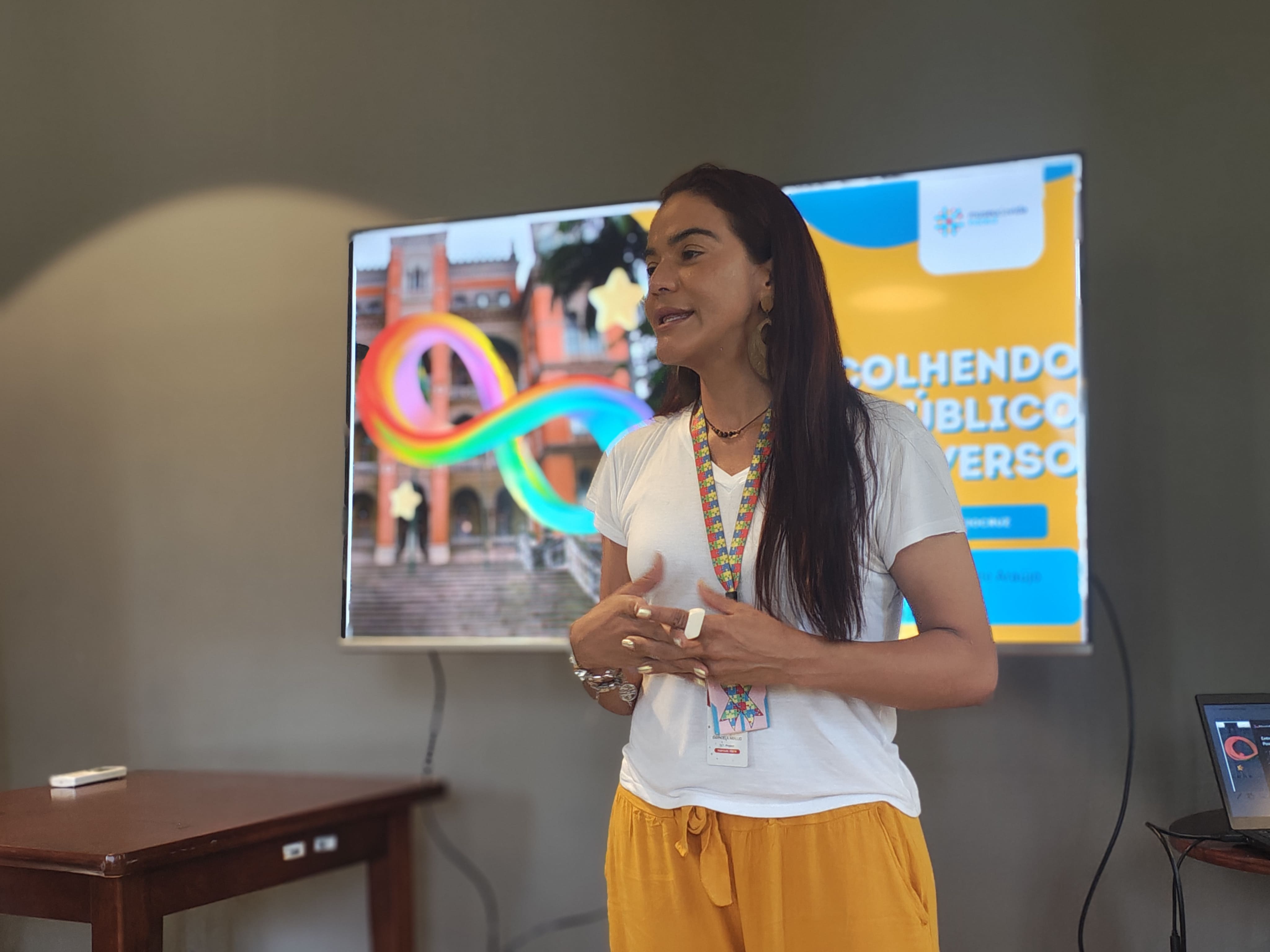 Manoela educadora com autismo